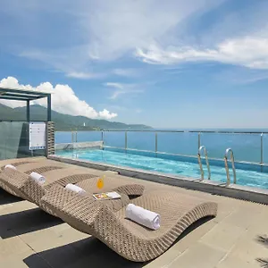 Mangata Beachfront - Rooftop Bar Sea View **** 다낭